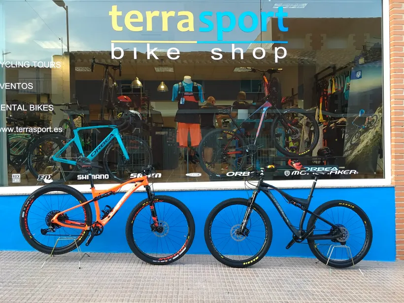 Escaparate con el rótulo terrasport bike shop y bicicletas Orbea