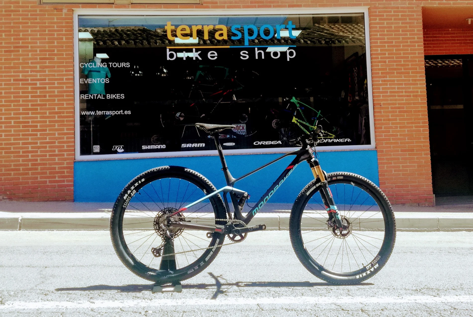 Bicicleta de montaña Mondraker delante del escaparate de Terra Sport Bike Shop en Totana