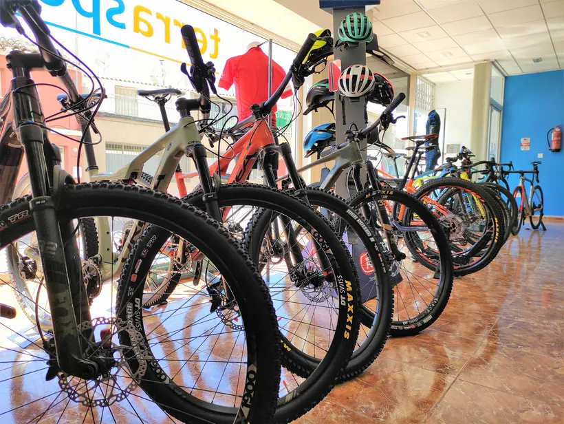 Fila de bicicletas de montaña expuestas en el interior de la tienda