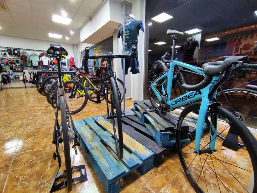Bicicletas de carretera Orbea expuestas dentro de la tienda